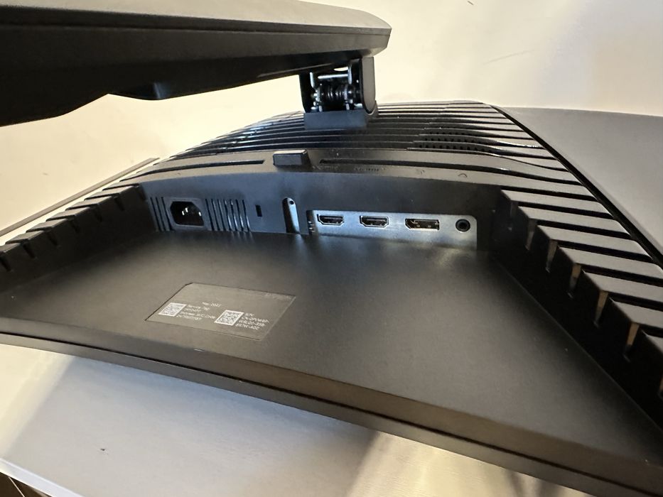 Dell 27″ Curved Gaming Monitor - 144Hz, 1ms, FreeSync / G-SYNC