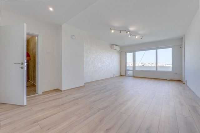 Ремонтиран - Младост 2 - Изток Запад