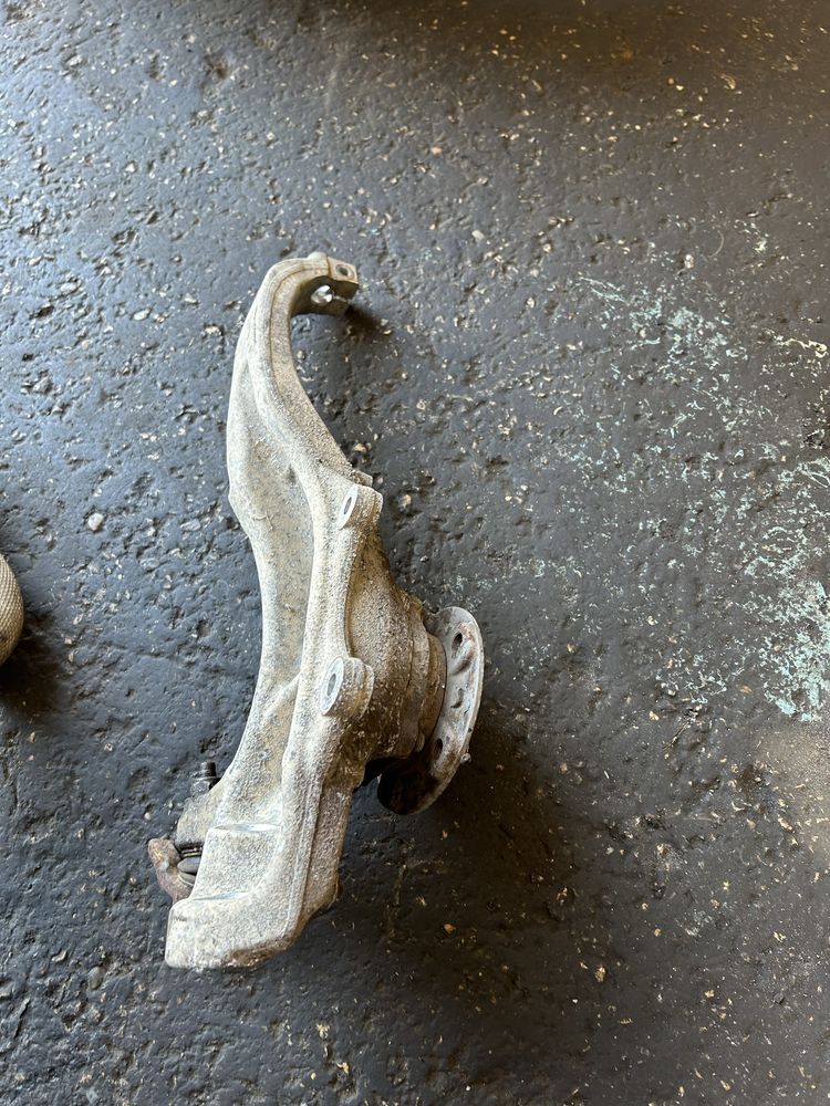 Преден десен шенкел БМВ Ф01/02 bmw f01 f02