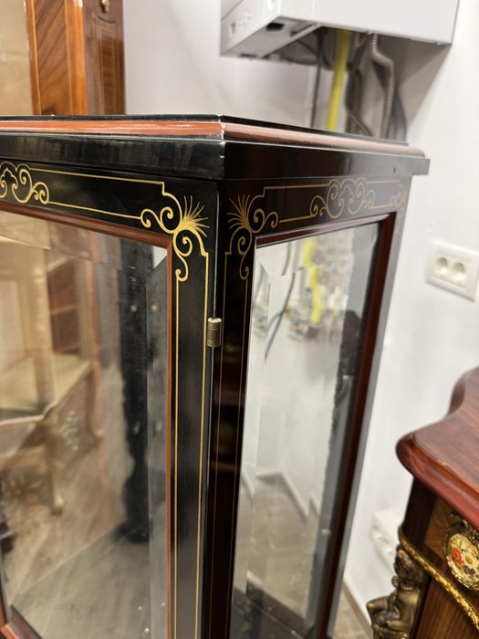 Vitrina centrala pentru expuneri, din lemn cu picturi manuale