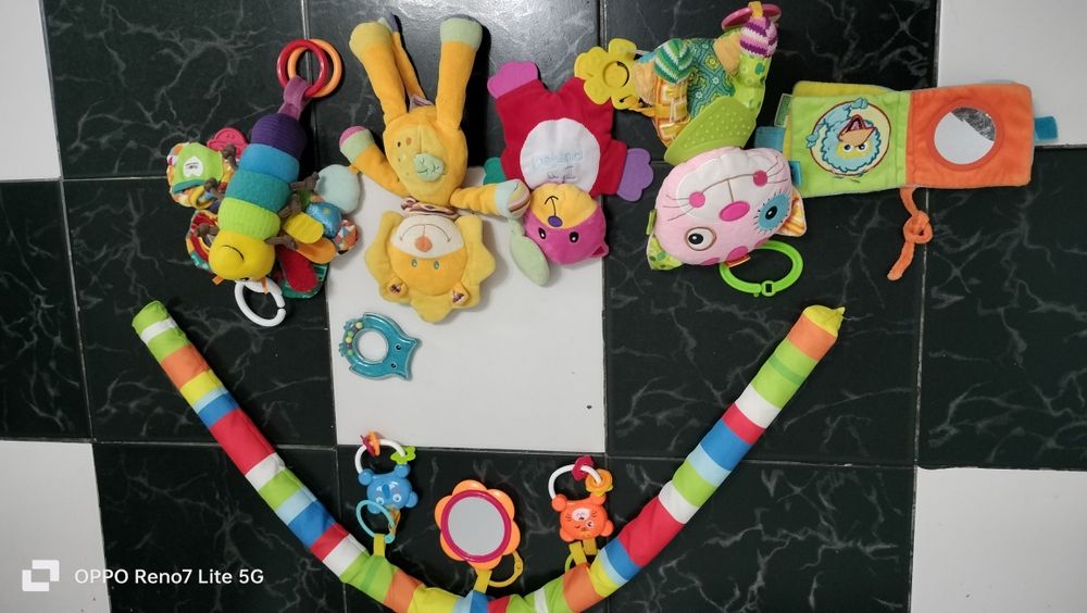 Jucării atractive pentru bebe