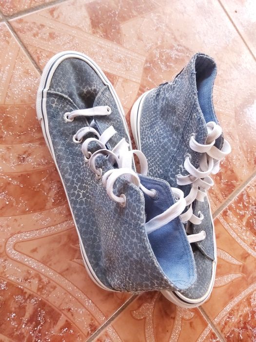 Vând adidași damă