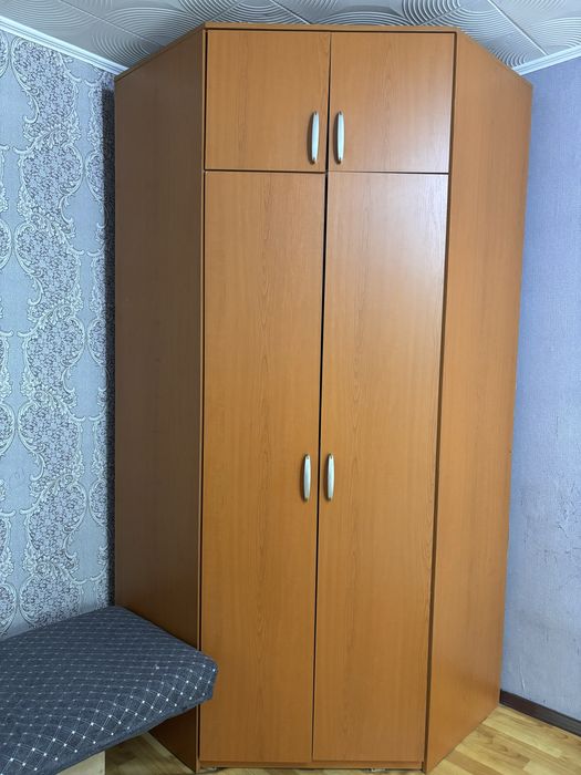 Угловой вместительный шкаф