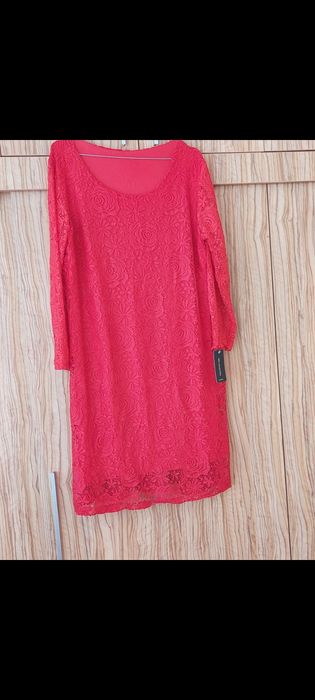 Червена дантелена рокля