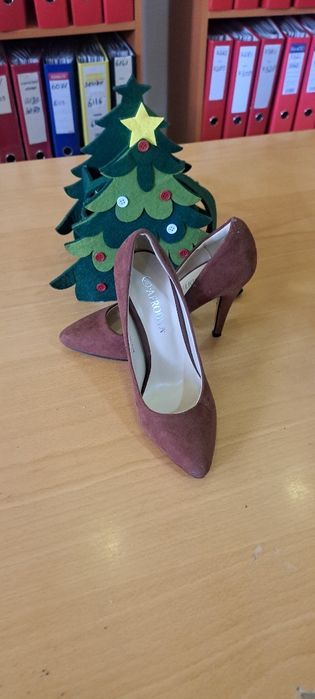 Pantofi cu toc de culoare marou