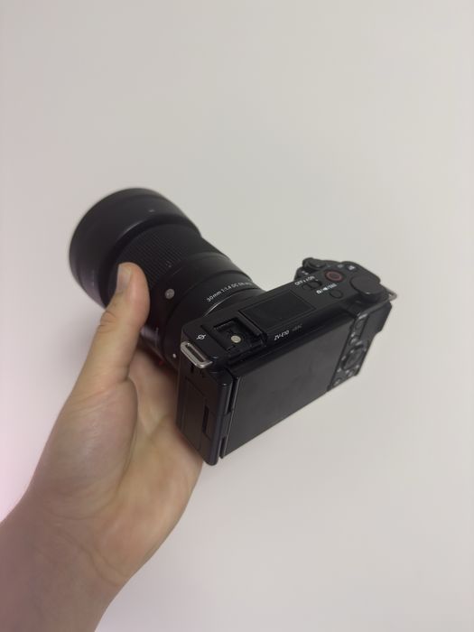 Camera sony zve10 + obiectiv sigma 30mm f1.8 +2 baterii