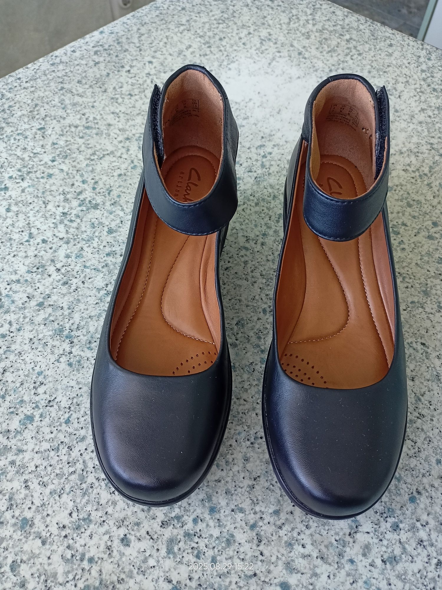 Спортно елегантни Clarks