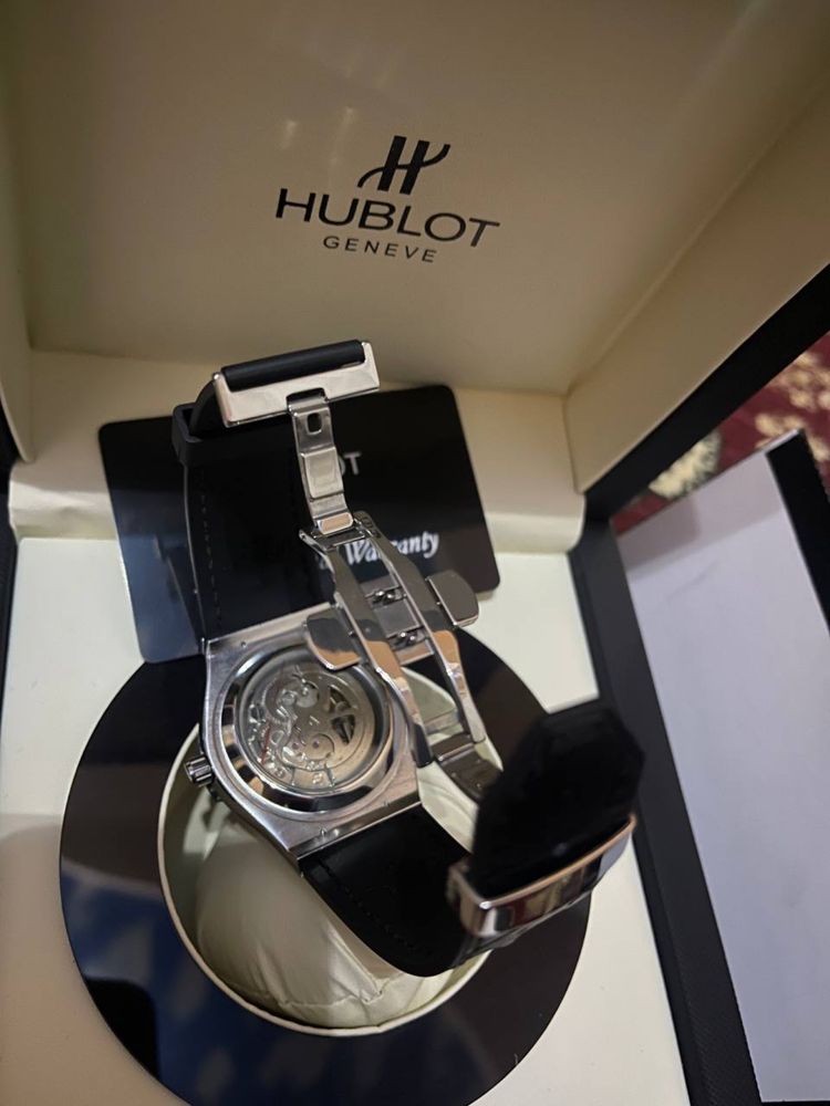 Hublot soat sotiladi