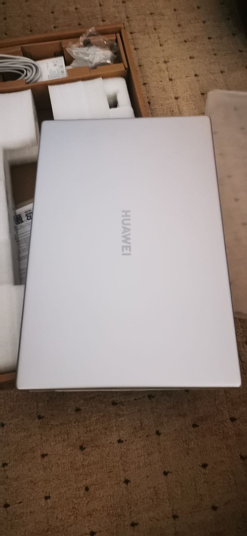 Laptop nou Huawei, ca MacBook,  accesorii, cutie