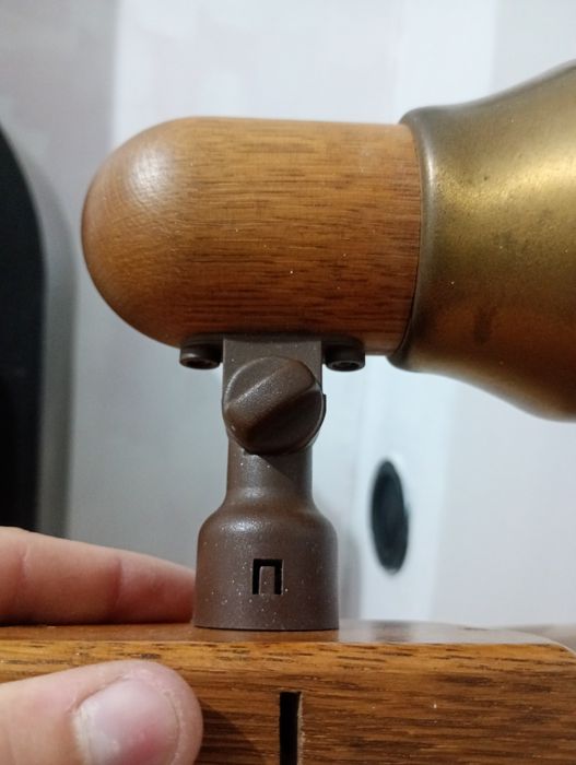 Lampa vintage din lemn și alama