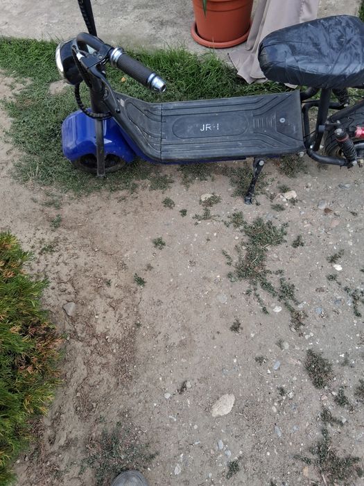 Vând scuter Harley