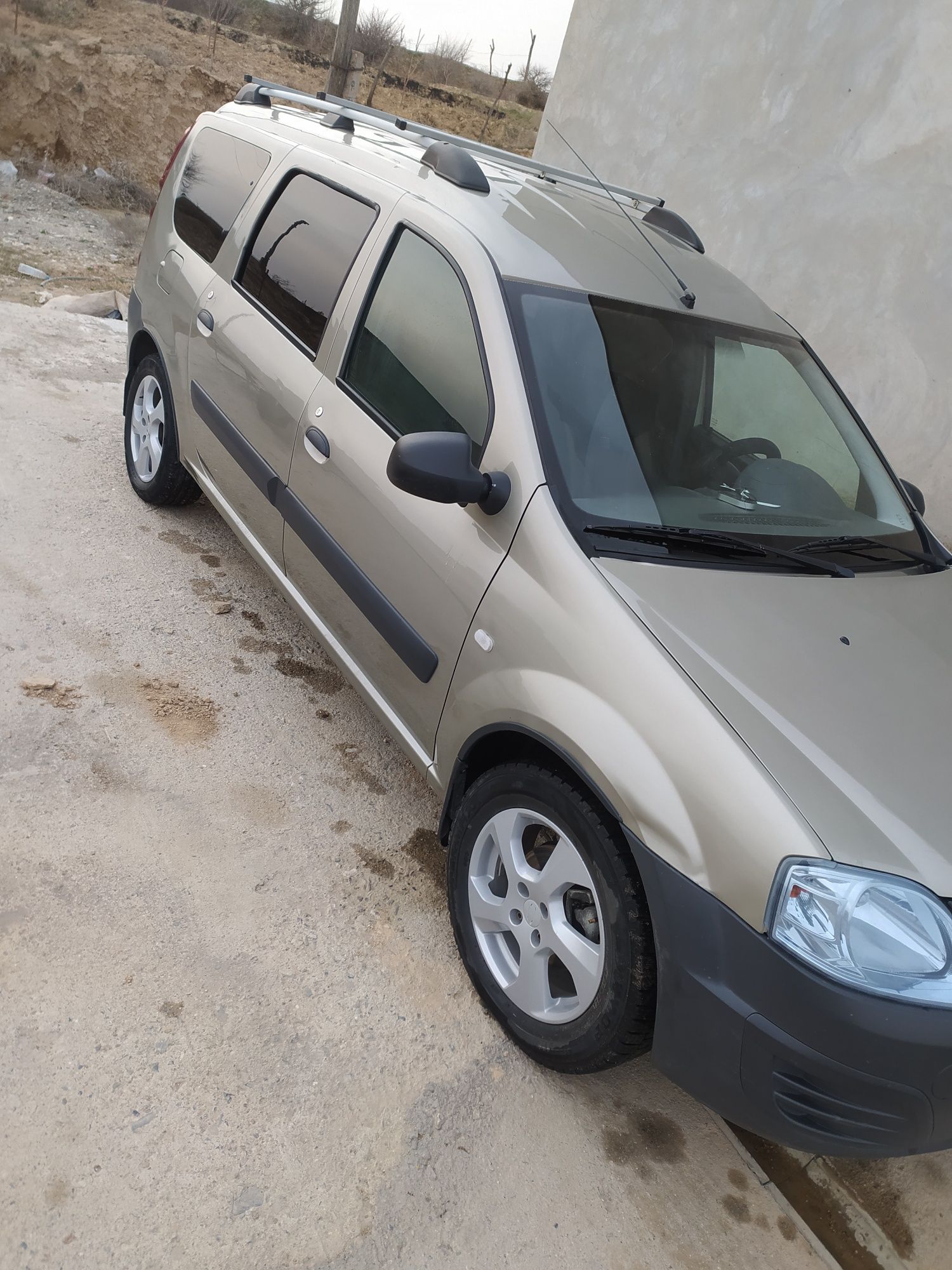Lada largus srochni sotiladi