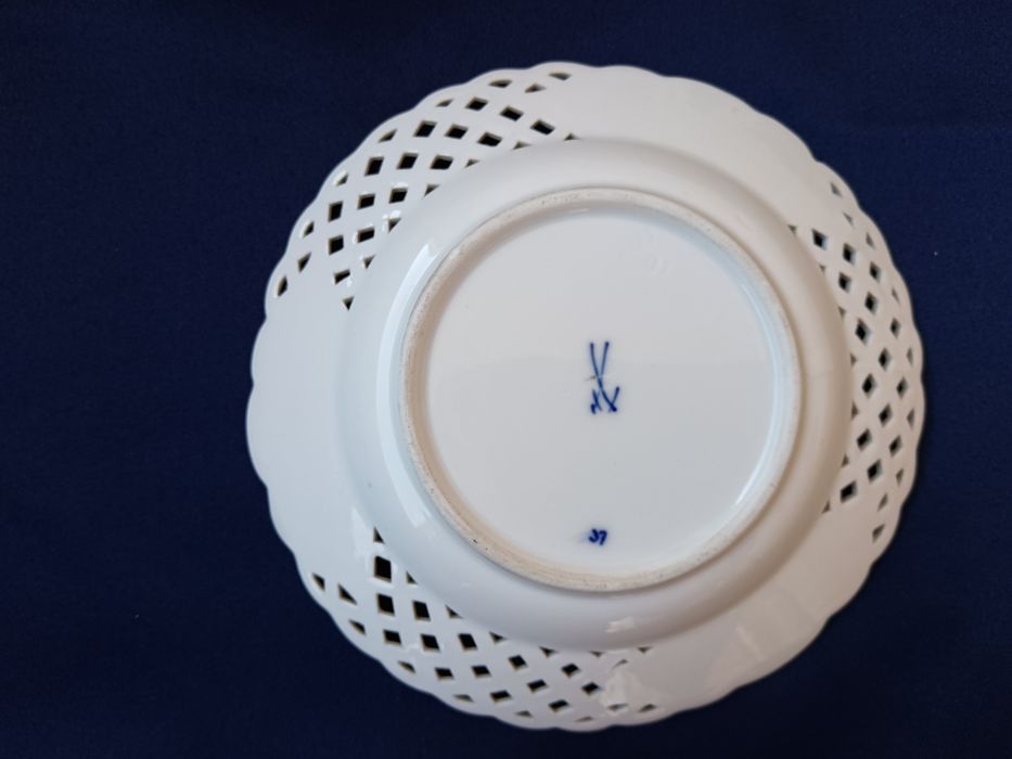 Meissen, 1860-1924, порцеланова чинийка, маркировка кръстосани мечов