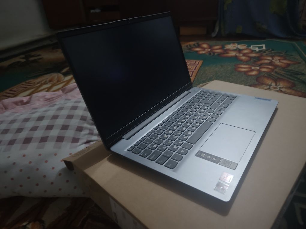 Продаю ноутбук Lenovo IdeaPad 3 / Ryzen 7 5700U / 8 ГБ ОЗУ / 1 ТБ HDD