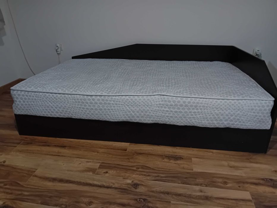 Легло с еднолицев матрак с повдигащ механизъм