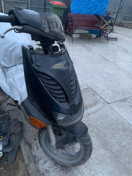 Vând scuter aprilia
