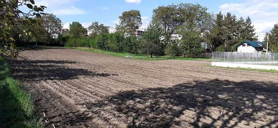 Teren intravilan centru Husi zona linistita, centrala, ideala ptr casa