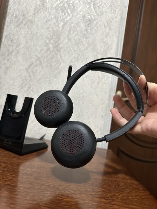 Poly - Voyager Focus 2 UC USB-A Headset with Stand