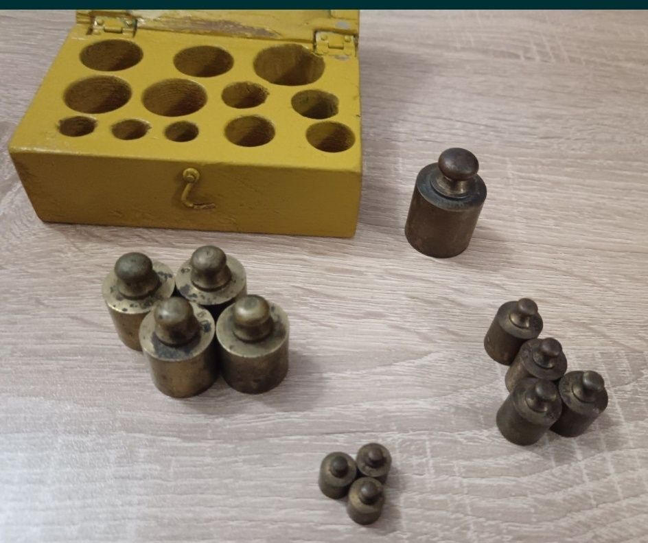 Set greutăți 16 bucati pentru cantar
1 de 100g
4 de 50g
4 de 20g
3 de
