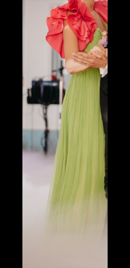 Rochie model Iris Serban . Facuta din voal creponat foarte fin .