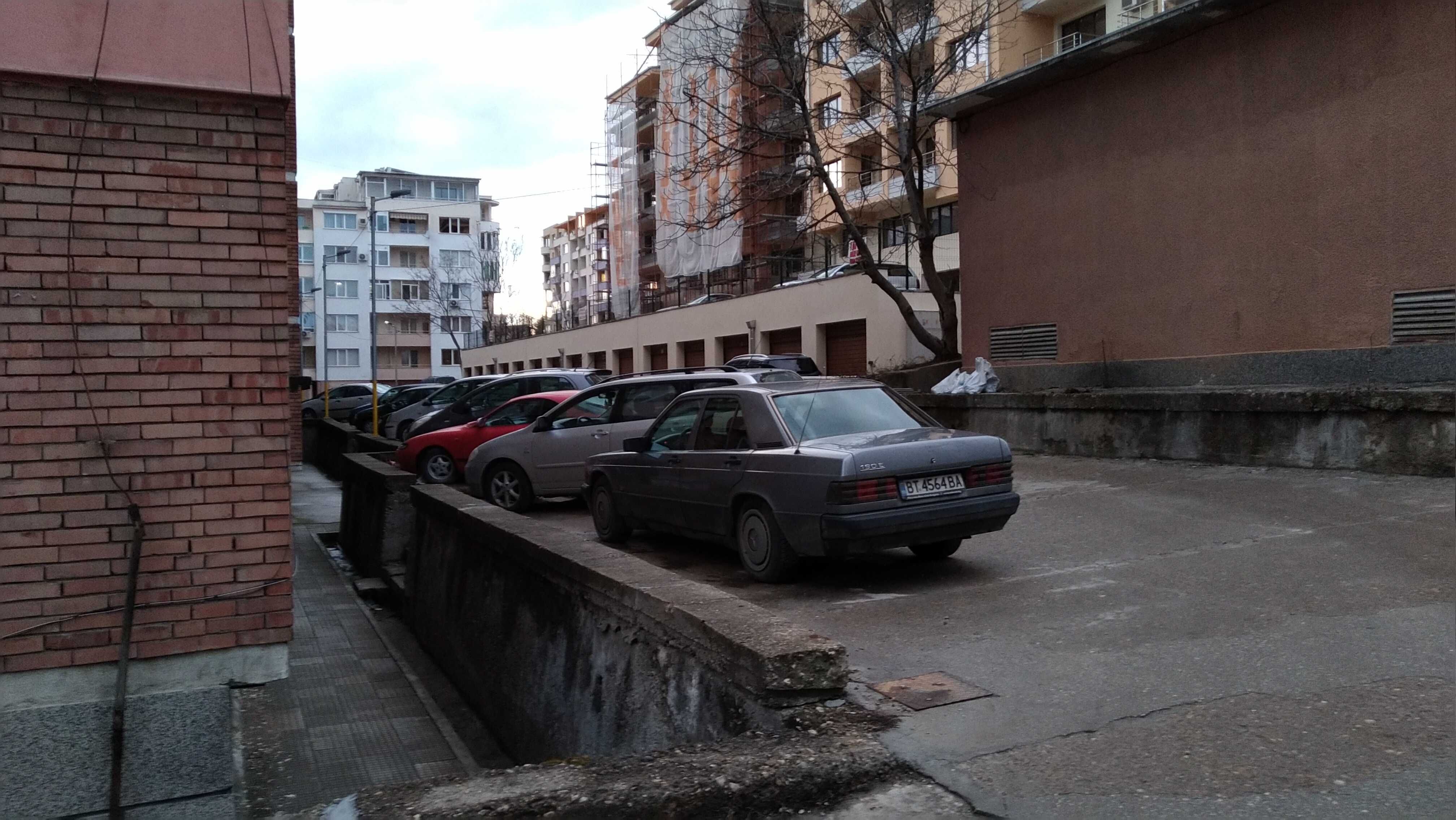 Гараж по наем до ВИК, ролетна врата, партида ток от 01,08,2025