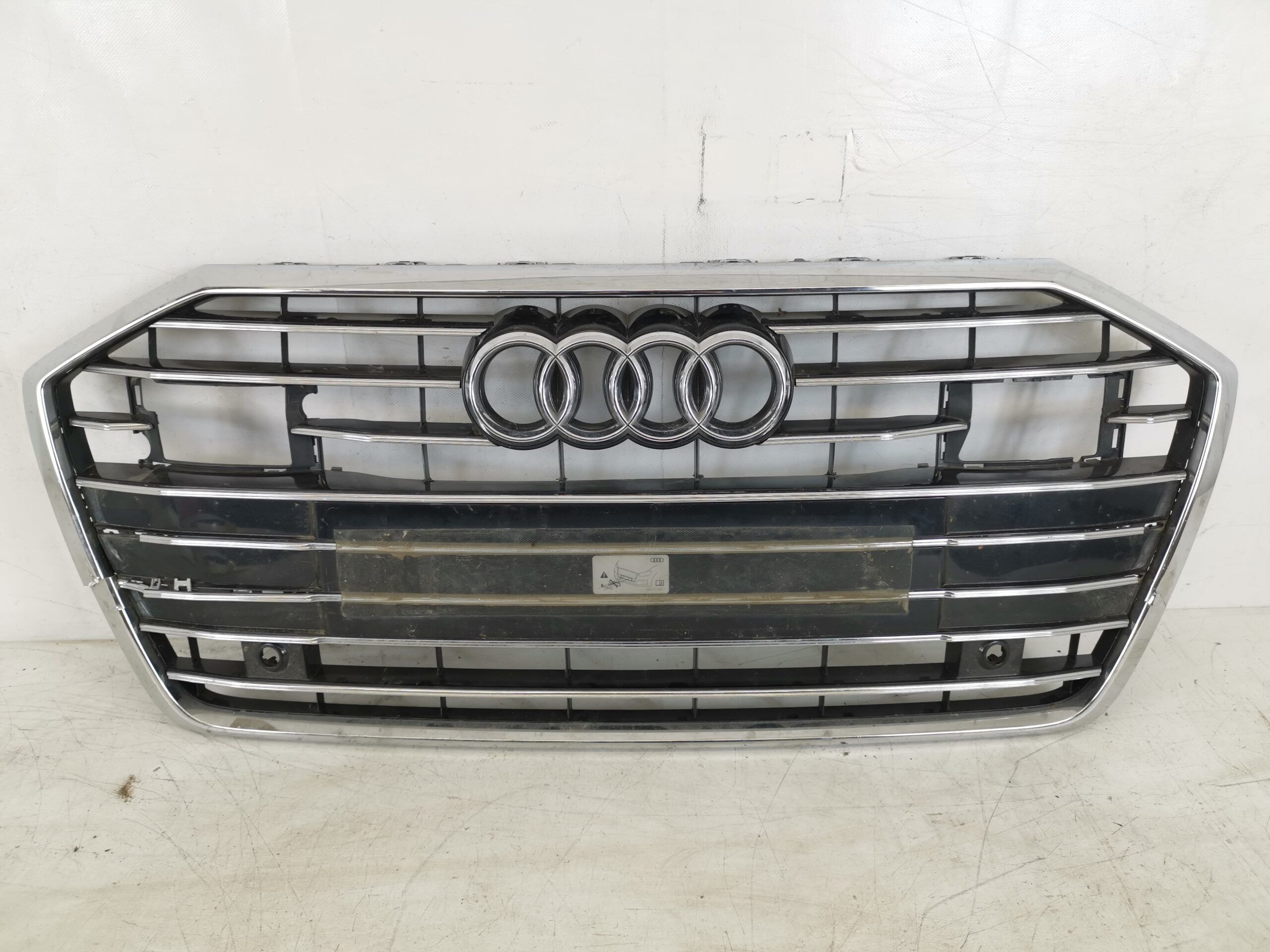 Централна решетка Ауди А6 С8 / Audi A6 C8 Оригинална и в добро състоян