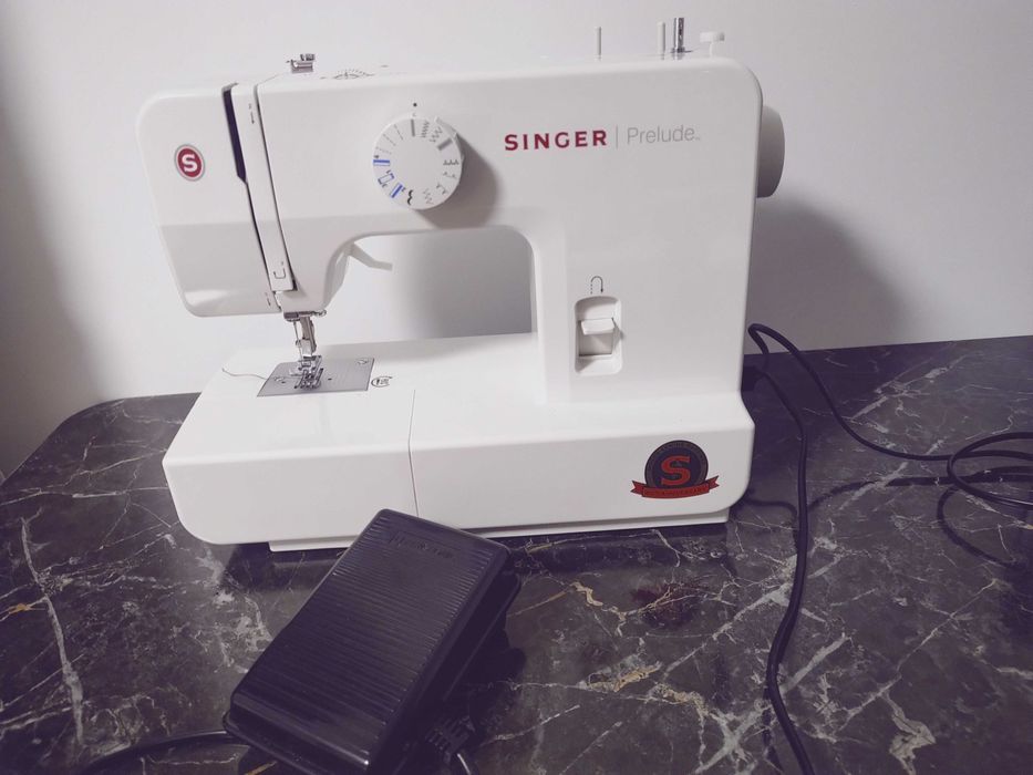 Vând mașină de cusut Singer Prelude cu 15 programe de coasere
