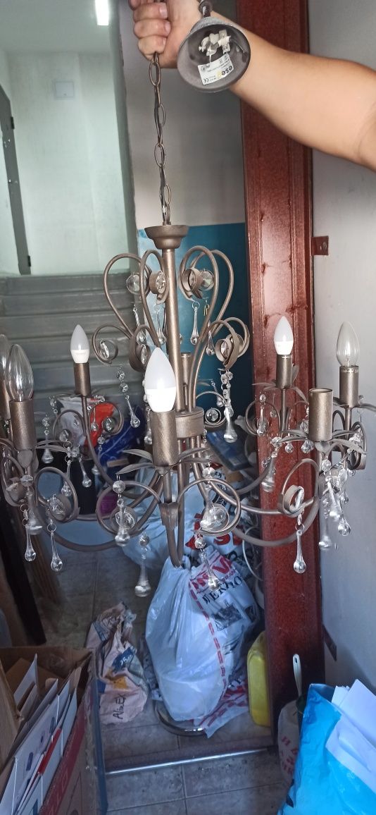 Продам люстру 8 рожковую