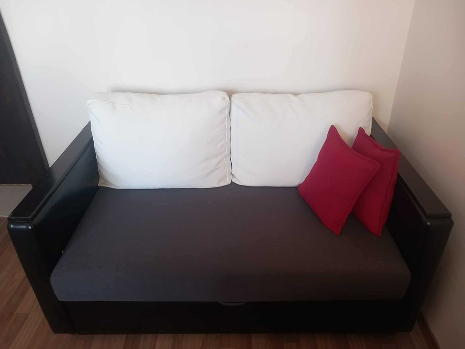 двуместен диван с изкуствена кожа и текстил