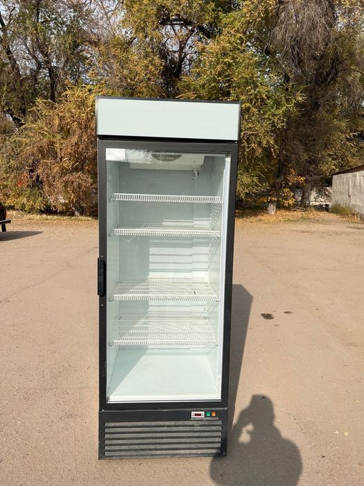 Витринный холодильник в новом состоянии