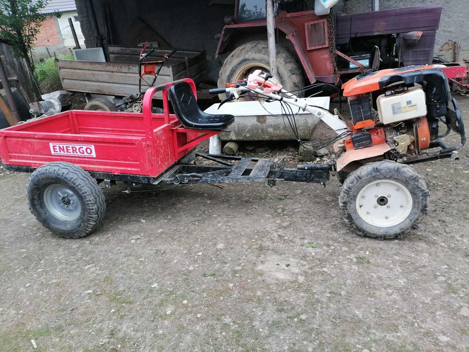 Vând motocultor cu remorca