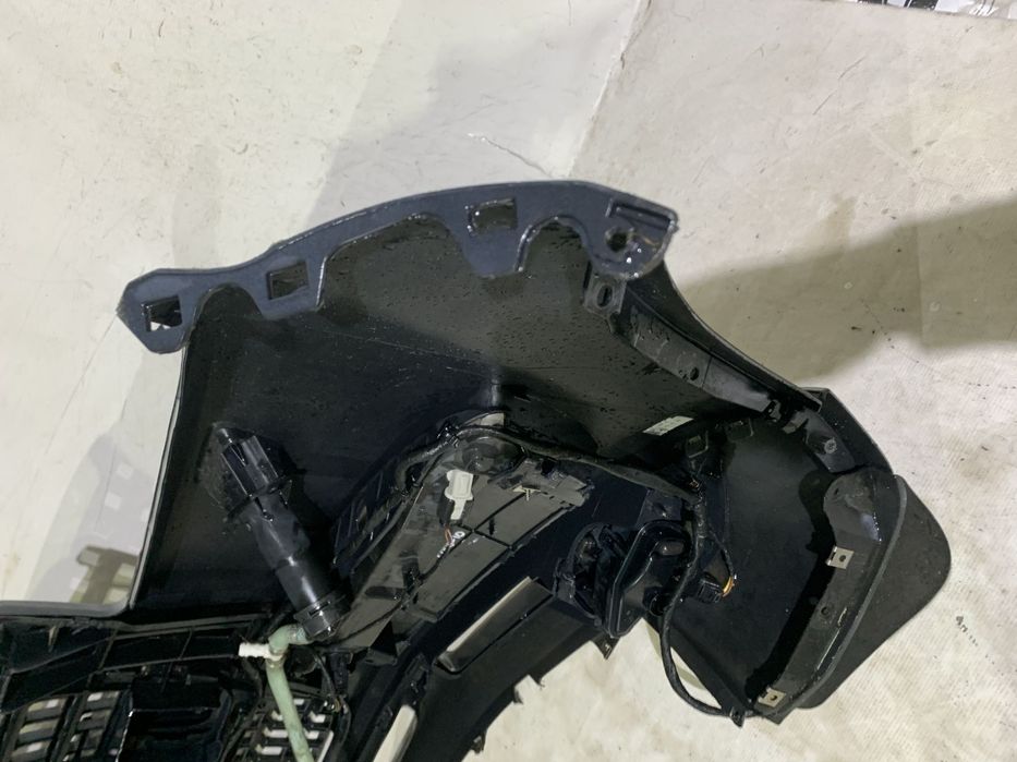 Bara fata Audi Q7, 2006, 2007, 2008, 2009, 2010, cod origine OE 4L0807437, cu gauri pentru spalatori faruri. Bara este noua, spoilerul atins si grila radiator defecta.