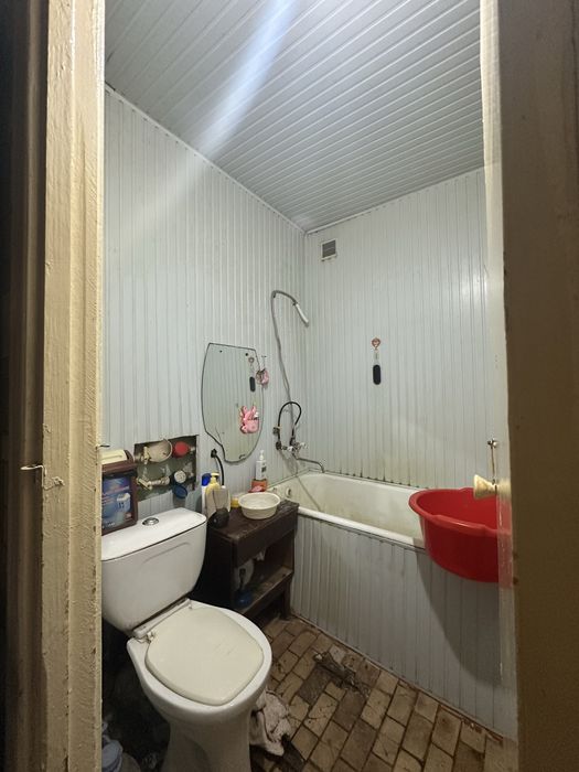 Срочно сотилади 1 хона 1 этаж массив доканал