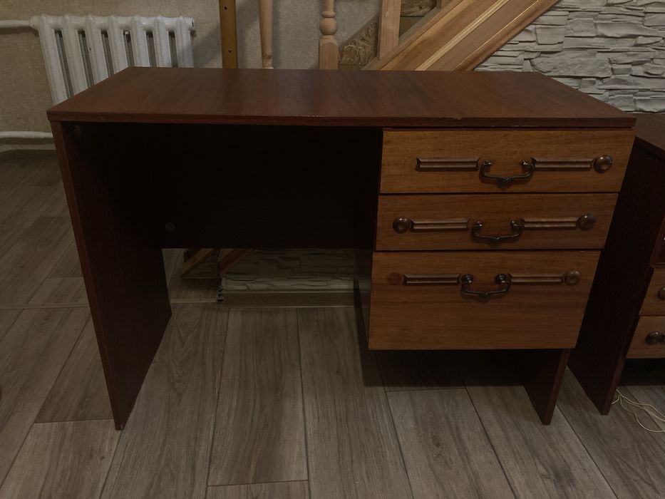 Продам столик туалетный