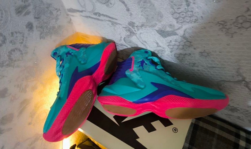 Продам новые баскетбольные кроссовки высокие(хай-топ). Размер 38.