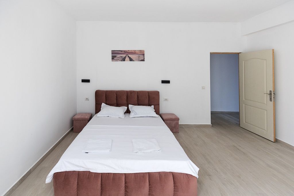 CAZARE COSTINESTI cu piscina-apartamente