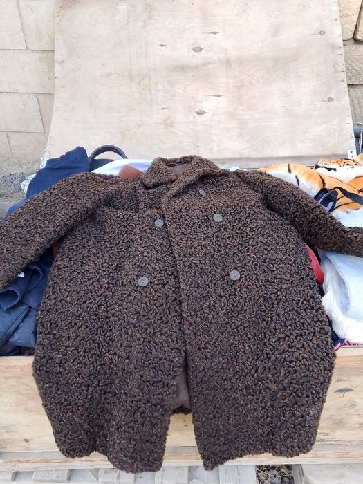 Продам каракулевую шубу, советского производства. В хорошем состоянии.