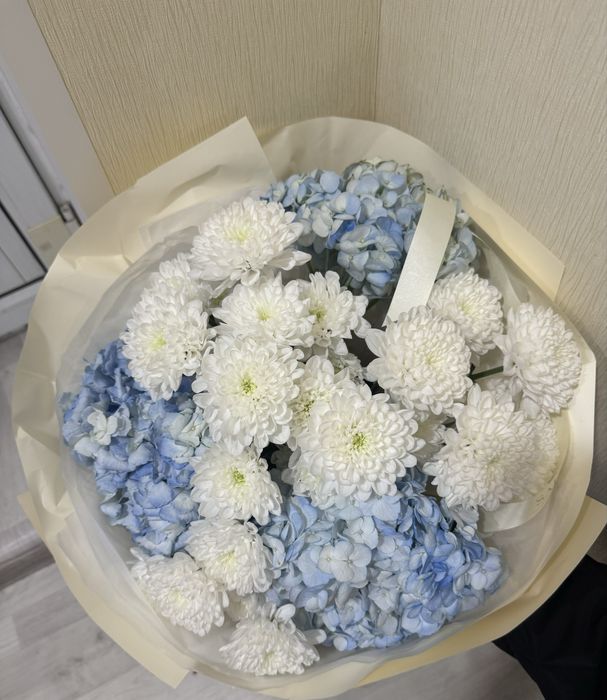 Букет цветов: хризантемы и гортезия