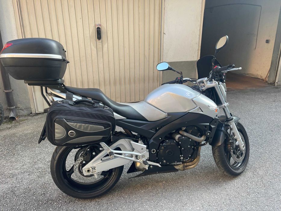 Motocicleta Suzuki GSR 600