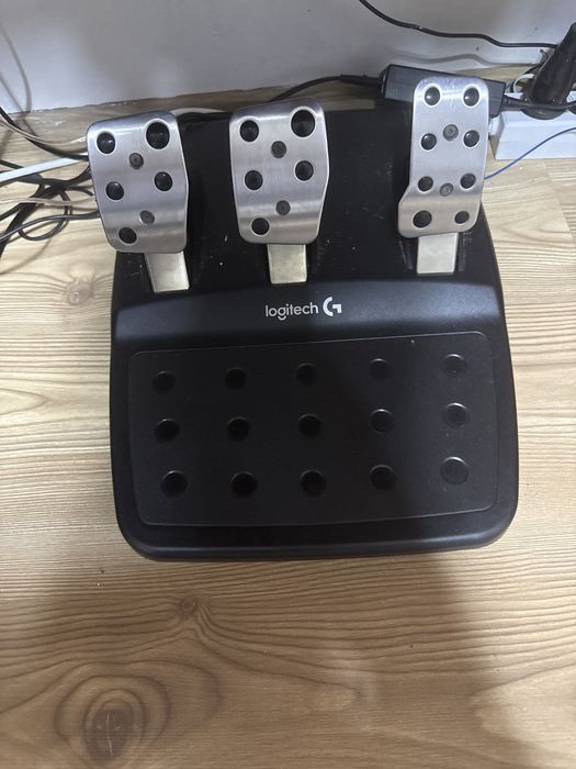 Vand volan logitech g29 si calculator de gaming