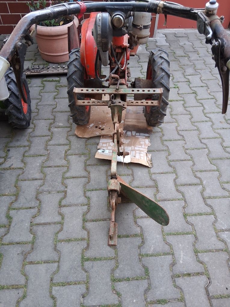 Vând multicultor cu plug toate accesoriile