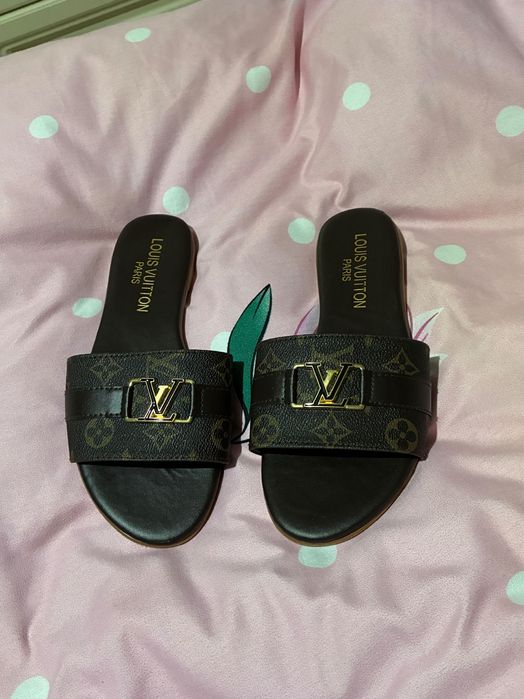 Vând șlapi mărimea 39