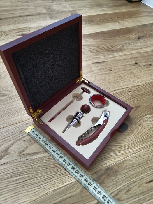 Set accesorii pentru vin - nou, nefolosit, în cutie elegantă din lemn