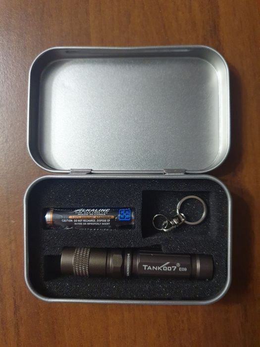 Компактный фонарик Tank007