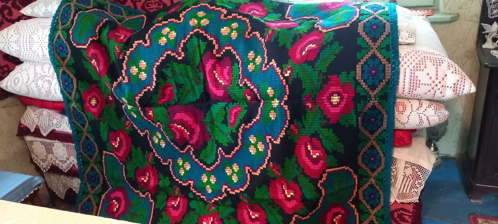 Vând coverturi - ,, lipideu ,, din lână țesute manual  - 1250 lei neg,