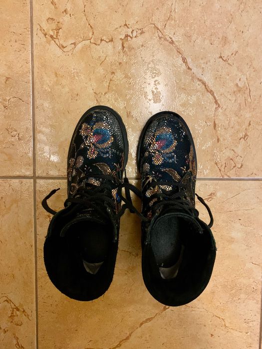 Vând ghete negre cu imprimeu floral colorat