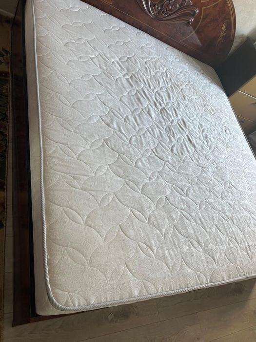 Продается матрас в отличном состоянии