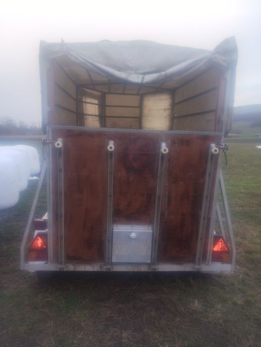 Remorcă de transportat cai