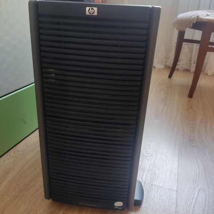 Серверный компьютер и монитор