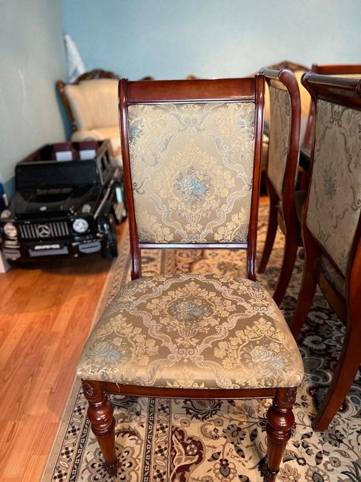 Продаётся стол со стульями из красного дерева